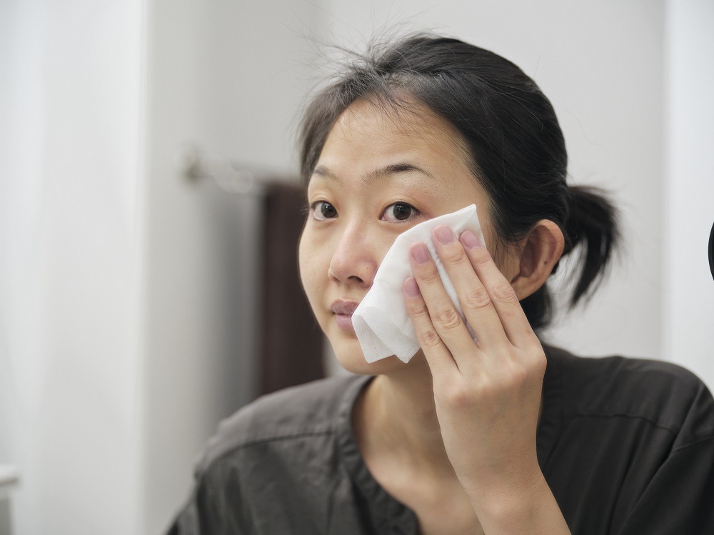 Woman removes her make-up with wipe